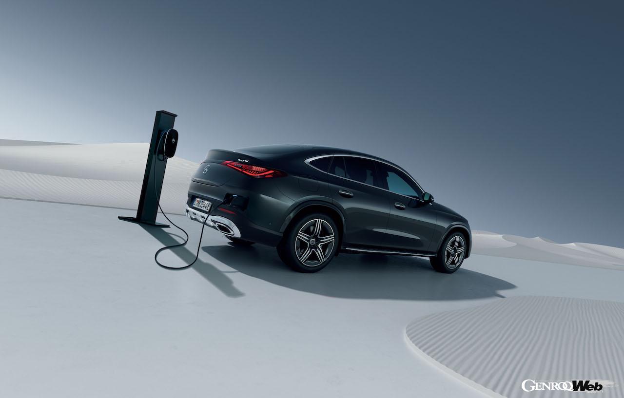 GLC 350 eクーペは、システム最高出力313PSを発揮する、2.0リッター直列4気筒ターボエンジンに、電気モーターを組み合わせたプラグインハイブリッド・パワートレインを搭載する。