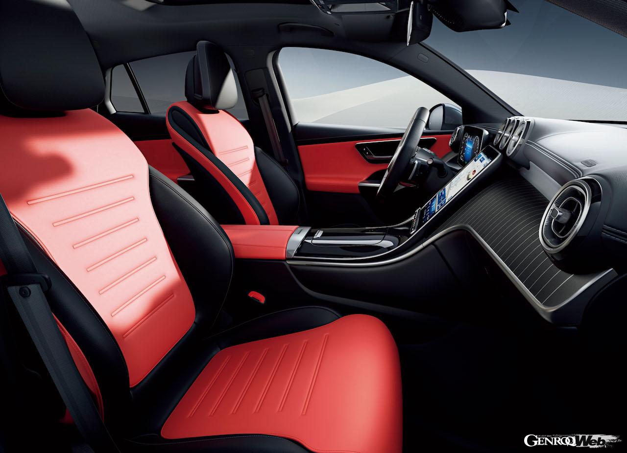 スポーティな雰囲気を持つインテリア。ダッシュボードは、航空機エンジンのナセルを想わせるエアアウトレットをはじめ、航空機をイメージしている。