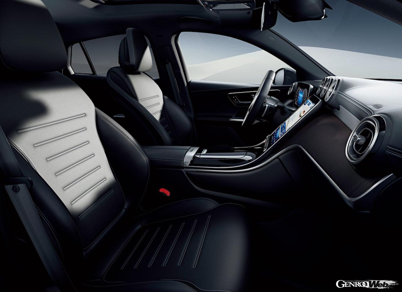 スポーティな雰囲気を持つインテリア。ダッシュボードは、航空機エンジンのナセルを想わせるエアアウトレットをはじめ、航空機をイメージしている。