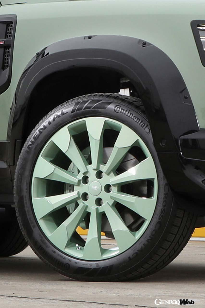 ボディ同色としたホイールはTurbine-10（22×9.0J）。タイヤはコンチネンタル・クロスコンタクトRX（275/45R22）を履く。