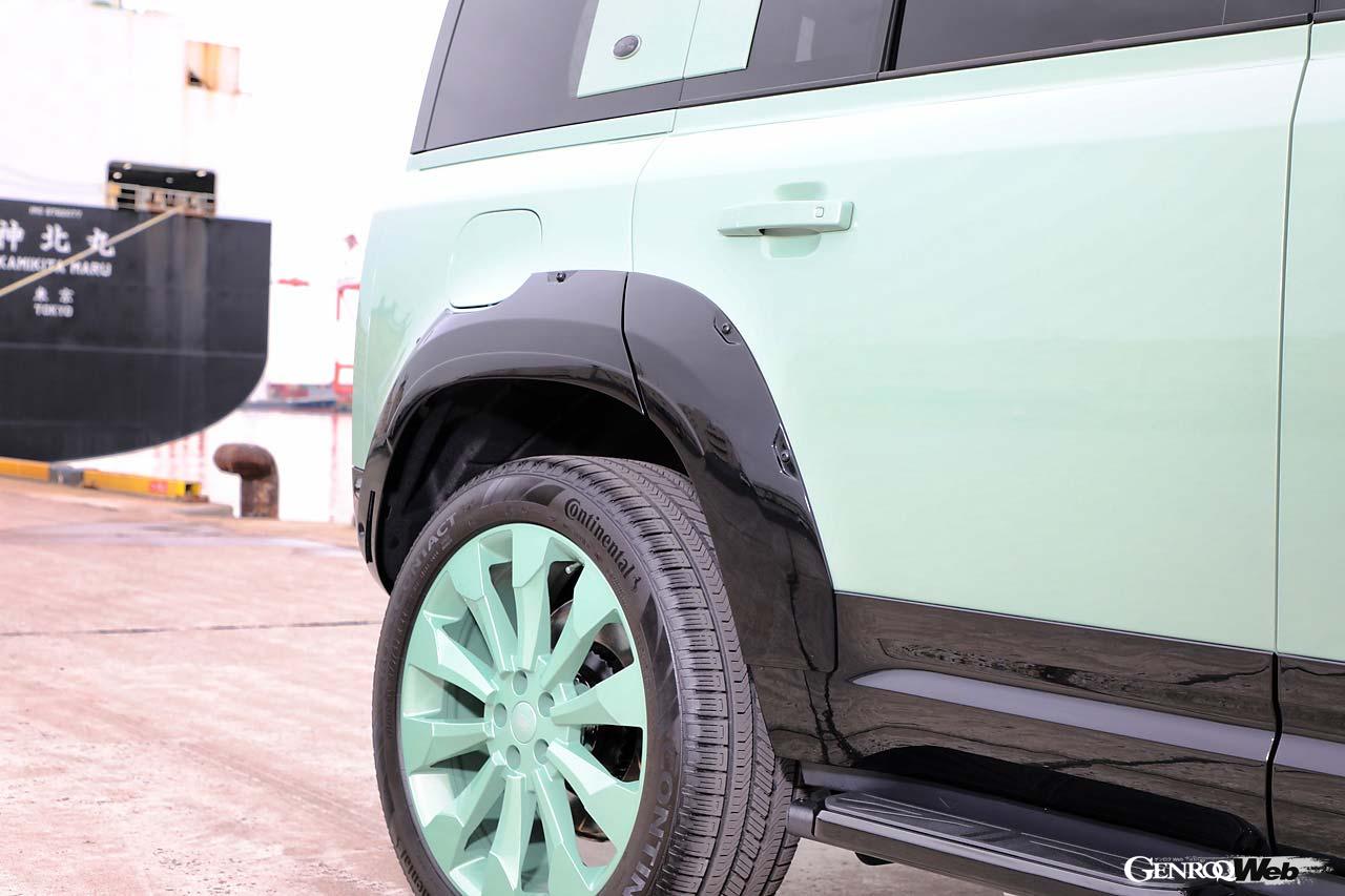 ブラックグリルから下の部分はワイドトラックフロントカナードキットを装着。左右はスポイラー形状としたカナードデザインとなり、高速安定性にも寄与するデザイン。フォグランプはディフェンダーにマッチするデザインで、ボディ同色ベゼルを採用。前後のワイドトラックアーチキットは、片側17mmのワイドを実現している。