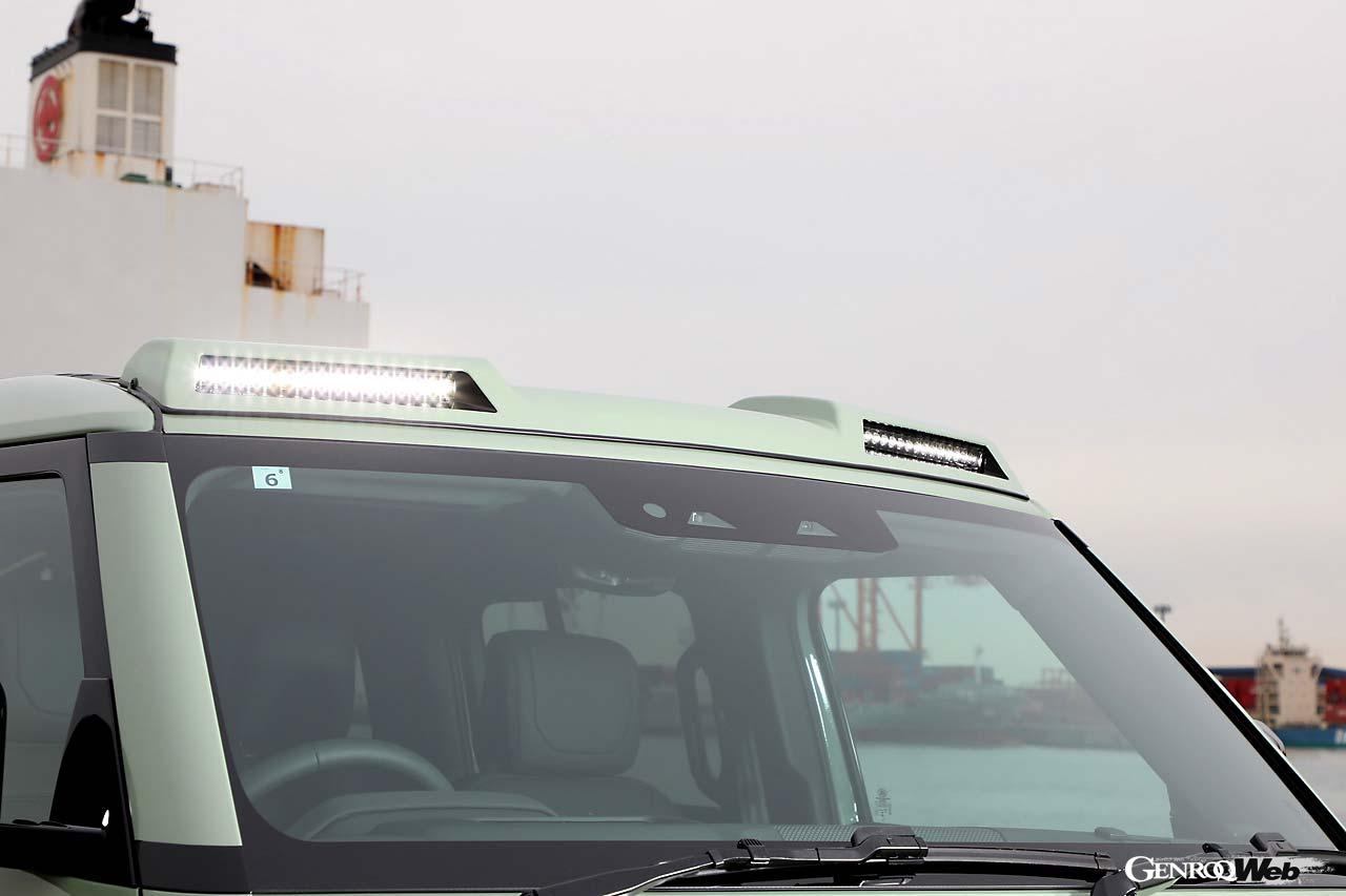 武骨なデザインながら乗降性に優れる高い実用性を与えているサイドステップ。ルーフトップのLEDライトは、風切り音の少ないエアロダイナミクスデザインを採用している。車体左側からの2本出しとしたマフラーは、車検対応のAMDデュアルディフューザーエキゾーストシステム。