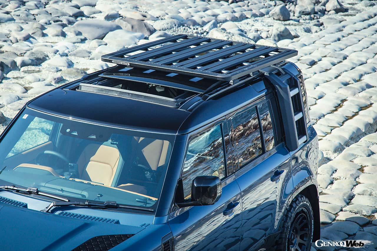 タスマンブルーとブラックで統一されたクリーンなコーディネート。ルーフに載るのはライノラックのパイオニアプラットフォームだ。アウトドアギアを始め必要なツールをさまざまなアタッチメントを使って括りつけることができる。これはサンルーフの開閉を邪魔しないようにと敢えて小型(1528×1236mm)のものを用いた。こうしたサイズ感を含めマッチング全般についてはJATSが相談に乗ってくれるそうだ。