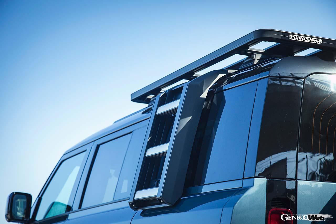 タスマンブルーとブラックで統一されたクリーンなコーディネート。ルーフに載るのはライノラックのパイオニアプラットフォームだ。アウトドアギアを始め必要なツールをさまざまなアタッチメントを使って括りつけることができる。これはサンルーフの開閉を邪魔しないようにと敢えて小型(1528×1236mm)のものを用いた。こうしたサイズ感を含めマッチング全般についてはJATSが相談に乗ってくれるそうだ。