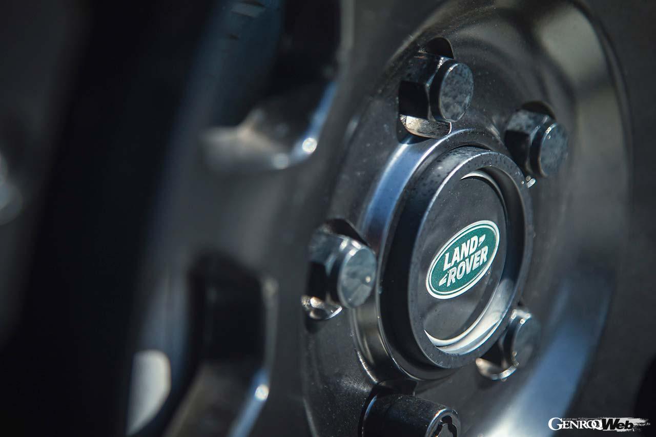 足もとを支えるのはデルタフォース・オーバルホイール。フローフォーミング製法を用いた9.0J×20インチのディフェンダー専用設計であり、色味はサテンブラックとなる(9万9000円)。この個体はメーカー純正センターキャップを装着するが、デルタフォースのキャップも用意される。ここにLT265/50R20サイズのモンスタタイヤ・マッドウォーリアー(M/T)を組み合わせた。泥濘地など路面状況の劣悪な場所での走破性は抜群に高い。なのに舗装された日本のストリートでも我慢いらずと評判だ。ホイールがサテンブラックで落とし込まれるため、サイドウォールのホワイトレターが引き立って見える。