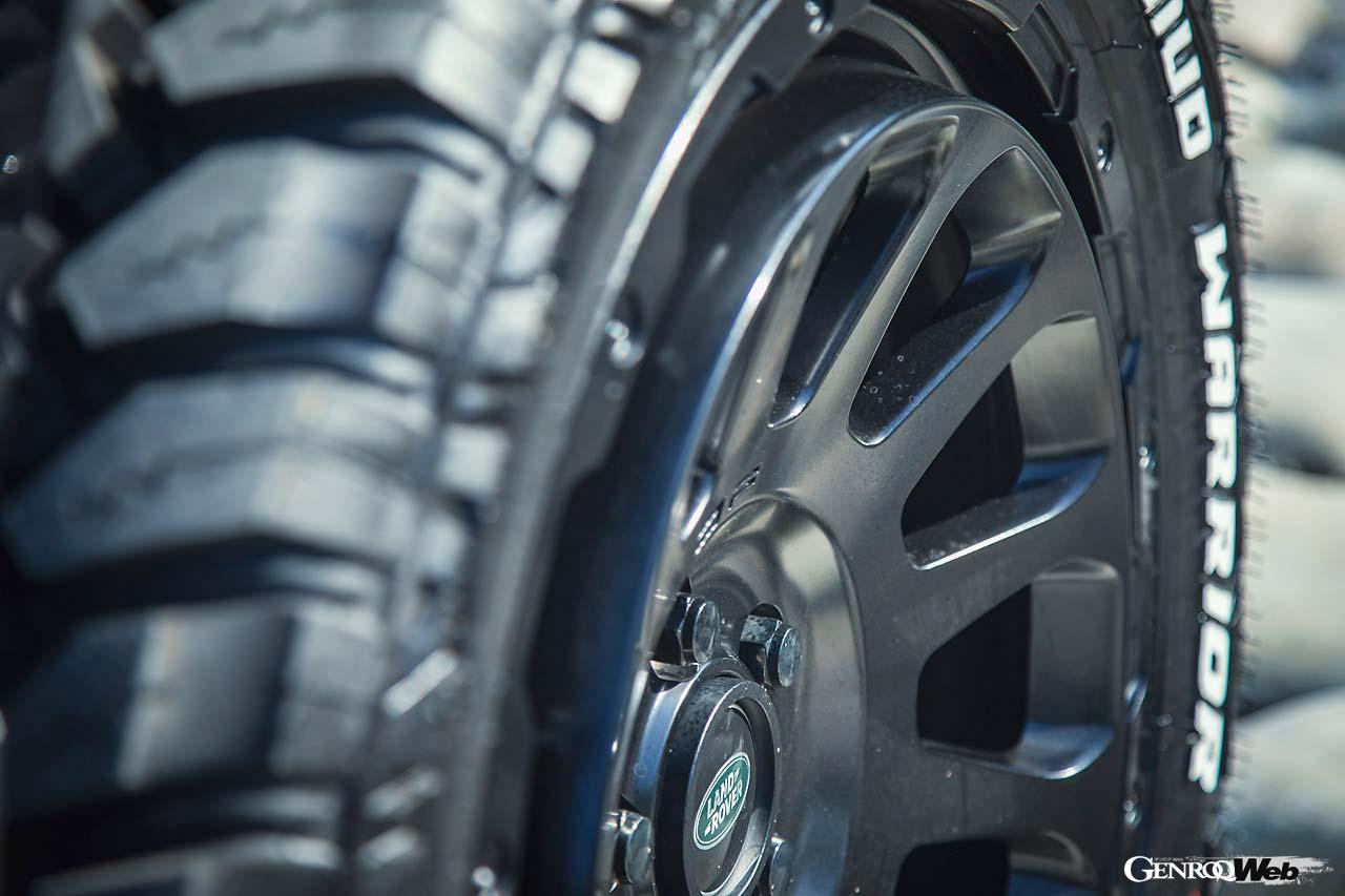 足もとを支えるのはデルタフォース・オーバルホイール。フローフォーミング製法を用いた9.0J×20インチのディフェンダー専用設計であり、色味はサテンブラックとなる(9万9000円)。この個体はメーカー純正センターキャップを装着するが、デルタフォースのキャップも用意される。ここにLT265/50R20サイズのモンスタタイヤ・マッドウォーリアー(M/T)を組み合わせた。泥濘地など路面状況の劣悪な場所での走破性は抜群に高い。なのに舗装された日本のストリートでも我慢いらずと評判だ。ホイールがサテンブラックで落とし込まれるため、サイドウォールのホワイトレターが引き立って見える。