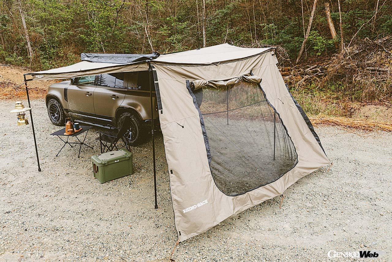 1928×1236mmサイズのパイオニアプラットフォームを、バックボーンマウンティングシステムによって固定している。左サイドにはバットウイングオーニングを。これは最大270度まで展開するシェードで、日陰面積は最大11.0平方メートルにおよぶ。日本に比べて約5倍もの紫外線量だというオーストラリアの環境を見越したUVカット機能も備わる。この個体はさらに窓付きのテーパードジップエクステンションを加えている。このエクステンションで囲えば、まるでテントのような空間に早変わりして、多種多様な過ごし方ができる。