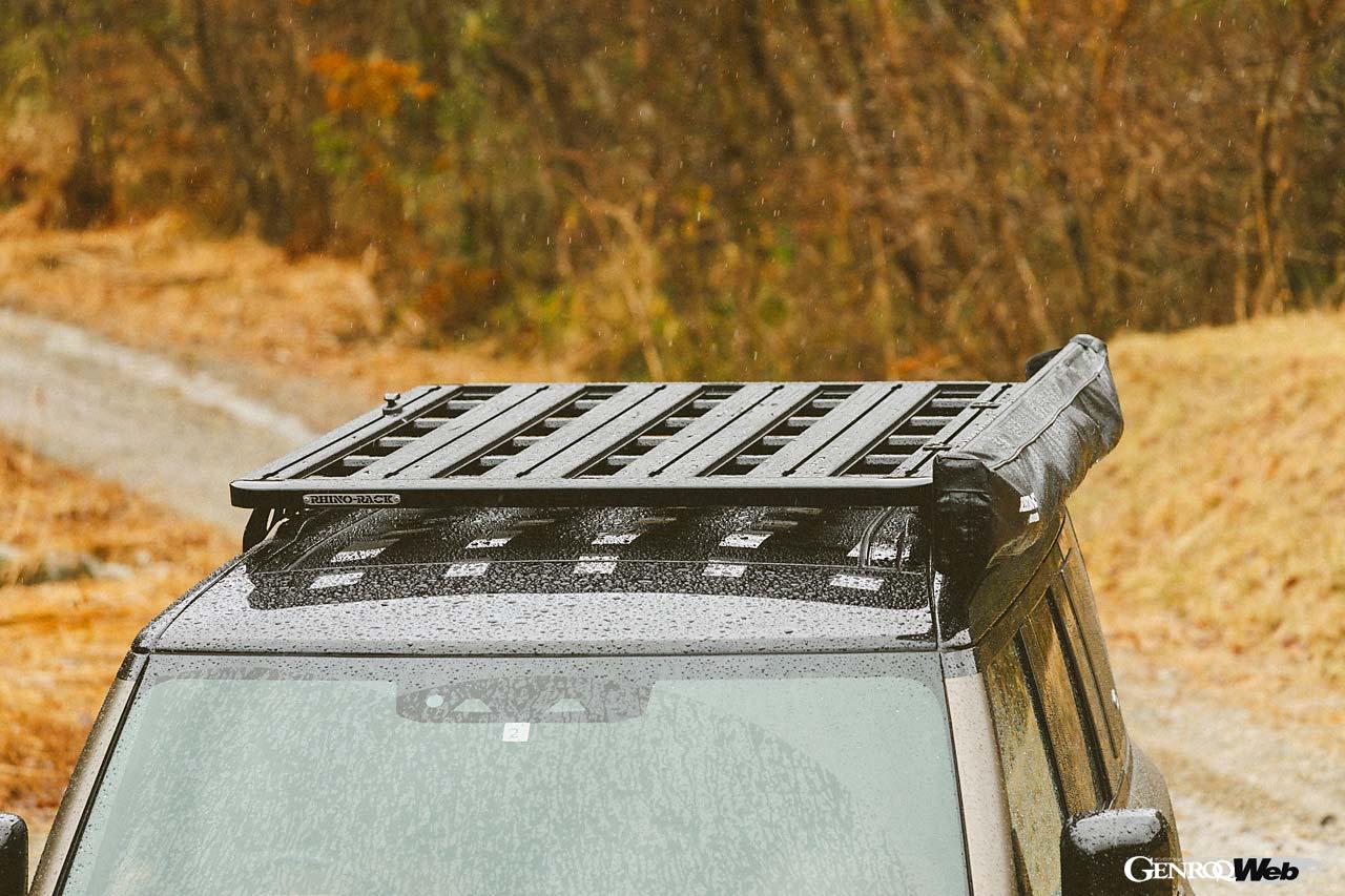 1928×1236mmサイズのパイオニアプラットフォームを、バックボーンマウンティングシステムによって固定している。左サイドにはバットウイングオーニングを。これは最大270度まで展開するシェードで、日陰面積は最大11.0平方メートルにおよぶ。日本に比べて約5倍もの紫外線量だというオーストラリアの環境を見越したUVカット機能も備わる。この個体はさらに窓付きのテーパードジップエクステンションを加えている。このエクステンションで囲えば、まるでテントのような空間に早変わりして、多種多様な過ごし方ができる。