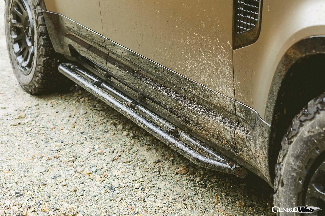 無骨なデザインがディフェンダーの世界観にマッチするサンワークス製サイドステップ。上方向に角度をつけて足を掛けやすくしている。写真の粉体塗装のほかに、防護塗料「LINE-X」を施行することもできる。