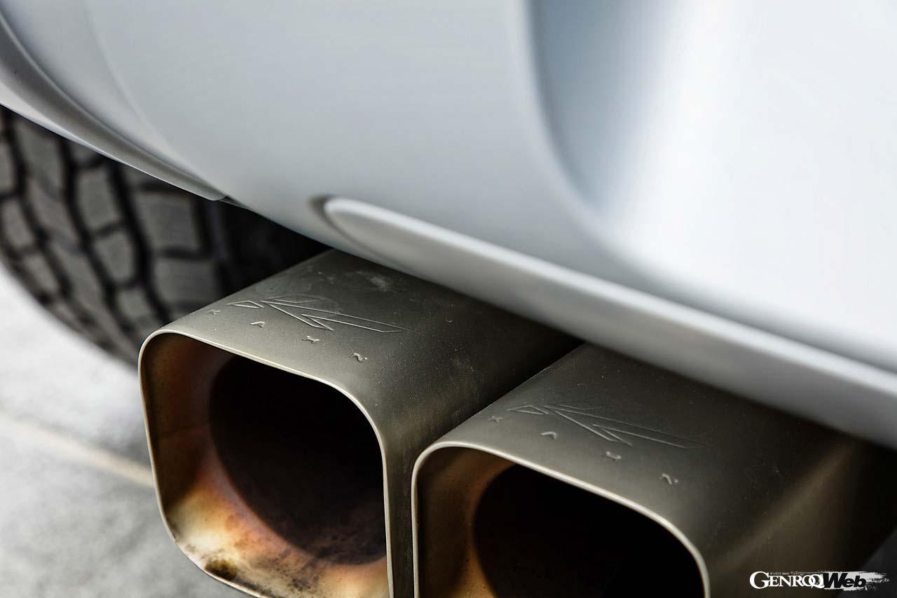 中央にヒートシールドを挟んだ左右2本出しのクワッドテールエキゾースト。すべてのパイプにカーンデザインのロゴが刻まれている。