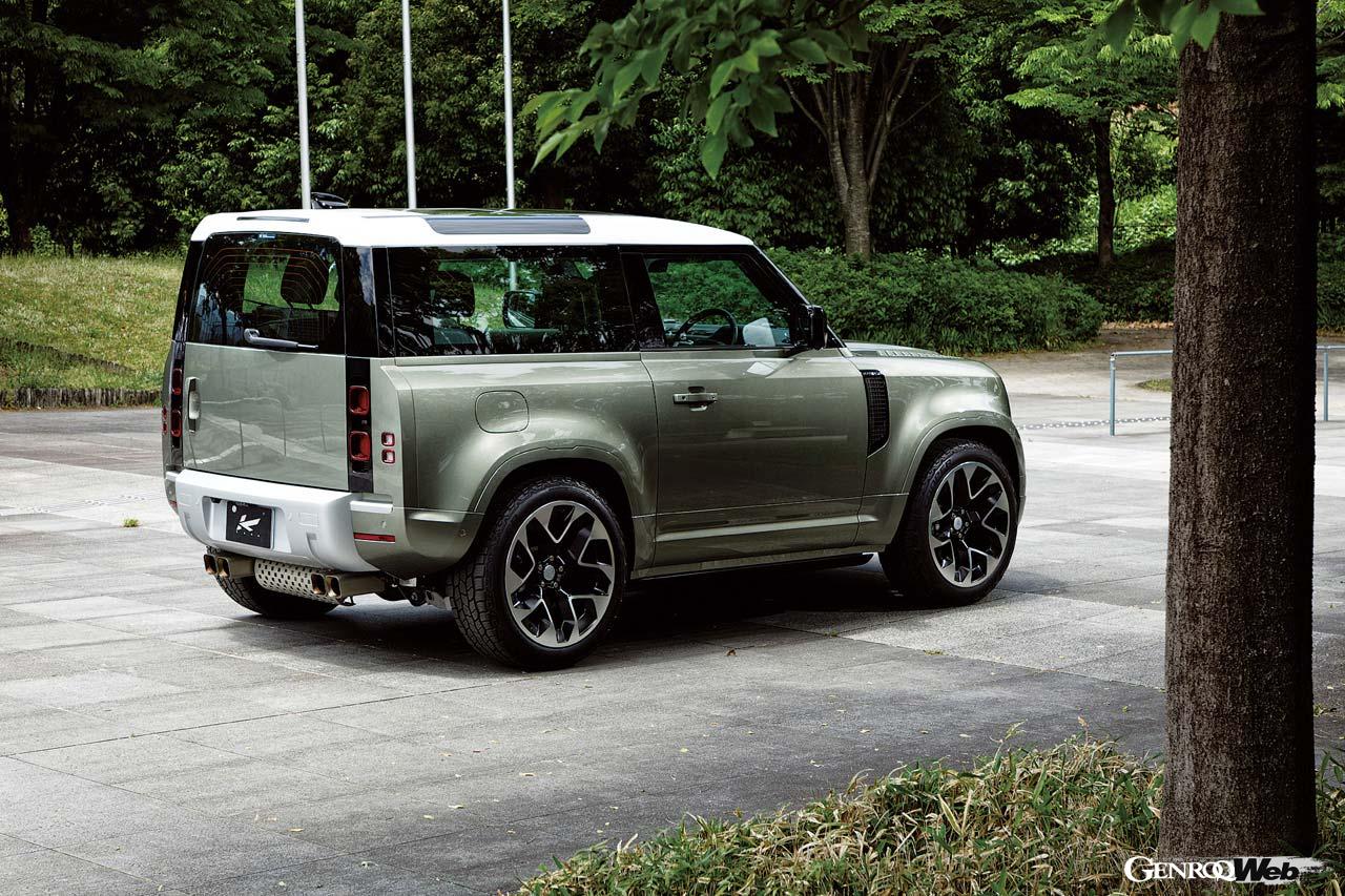 ランドマークボディキットは純正バンパーと同じ塗り分けがされている。リヤやサイドは比較的すっきりしているのに対し、フェイス周りに立体感が加わることで、堂々とした存在感は健在だ。ルーフの白とボディのパンゲアグリーンが柔らかな雰囲気を作り出すのに一役買っている。