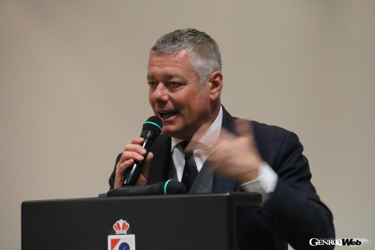 2017年3月、本社プレゼンテーション・ルームで（photo:Akio Lorenzo OYA）