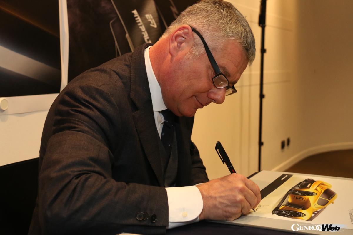 2017年3月、本社プレゼンテーション・ルームでサインをするパオロ・ピニンファリーナ氏。（photo:Akio Lorenzo OYA）