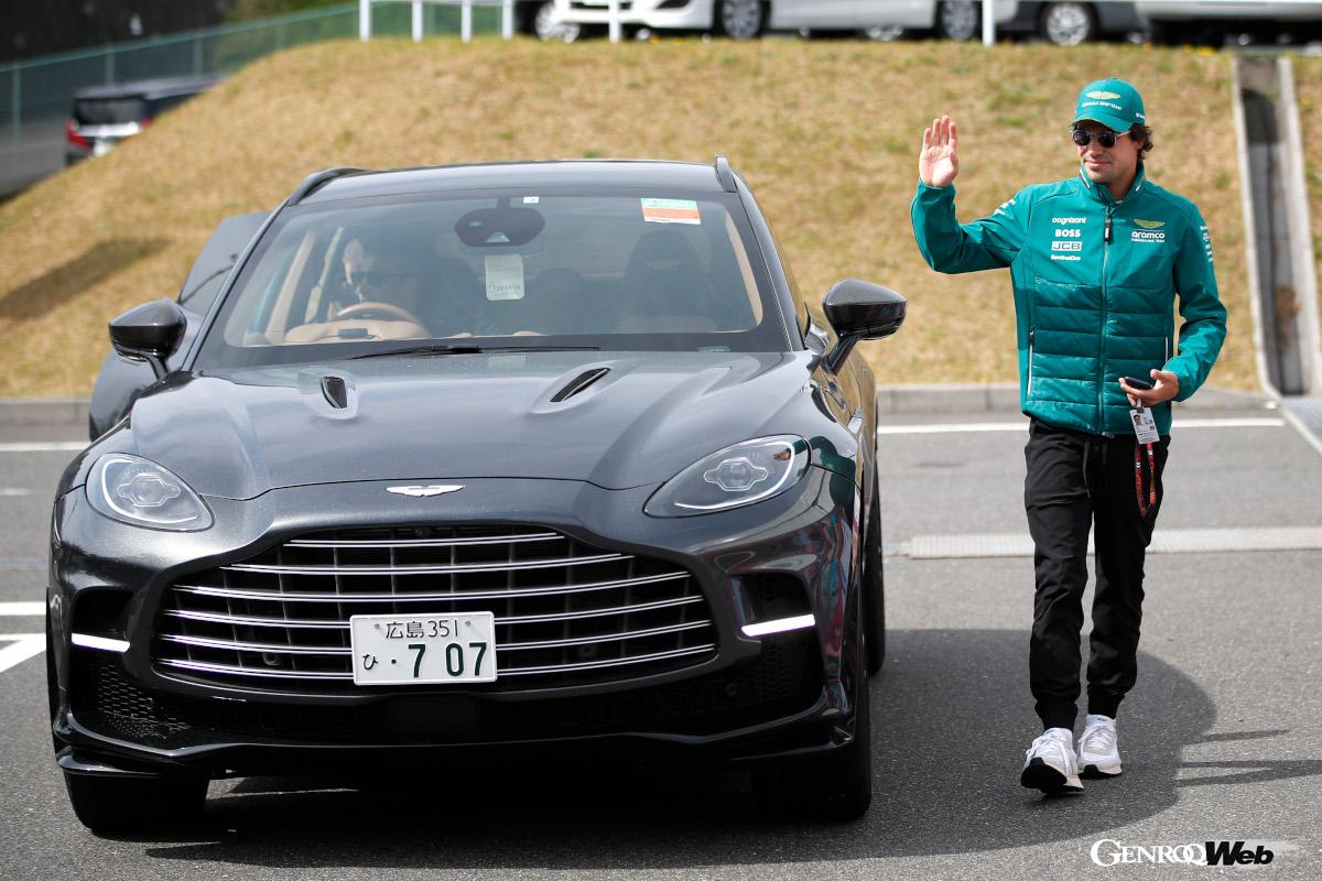 朝10時。赤と緑、2台のDBX707が連なって現れ、フェルナンド・アロンソとランス・ストロールがそれぞれのクルマから降りて、パドックに入っていく。チームのために全国のディーラーからデモカーをかき集めて提供しているという。