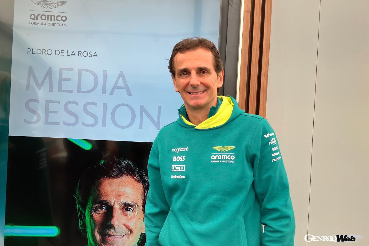 アストンマーティンF1チームのアンバサダーを務める、元レーシングドライバーのペドロ・デ・ラ・ロサ。