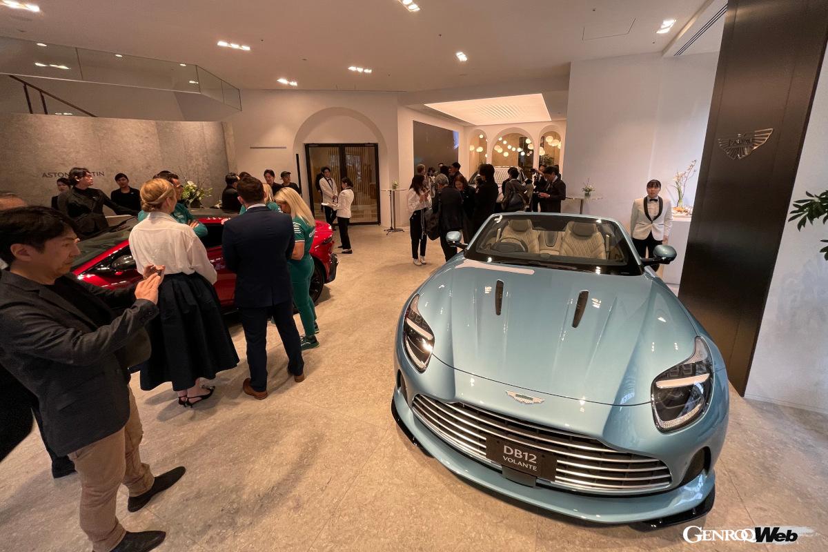 この一等地ながら1階から2階にかけて324㎡の広さを誇る店内には、最新のアイコニックなモデル3台を展示。2階にはカスタマーが自分だけのこだわりの仕様を検討できるラウンジも備える。