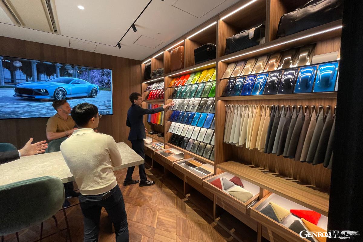 この一等地ながら1階から2階にかけて324㎡の広さを誇る店内には、最新のアイコニックなモデル3台を展示。2階にはカスタマーが自分だけのこだわりの仕様を検討できるラウンジも備える。