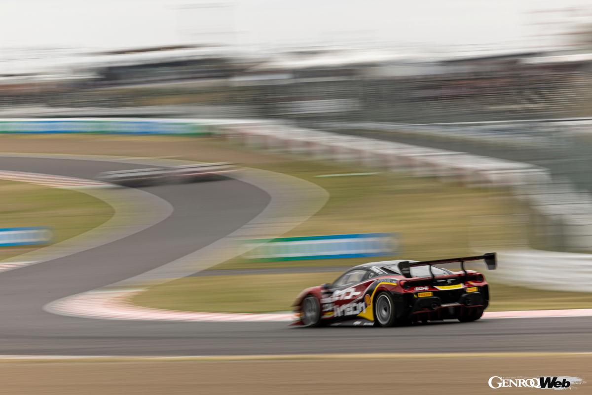 13時10分、レース1はローリングスタートで28台の488チャレンジEvoがスタートした。