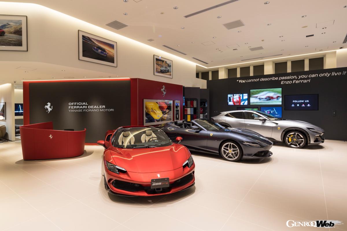 296GTSの背後にはフェラーリのモータースポーツにおける豊かなヘリテージをディスプレイするヘリテージ・ウォール。