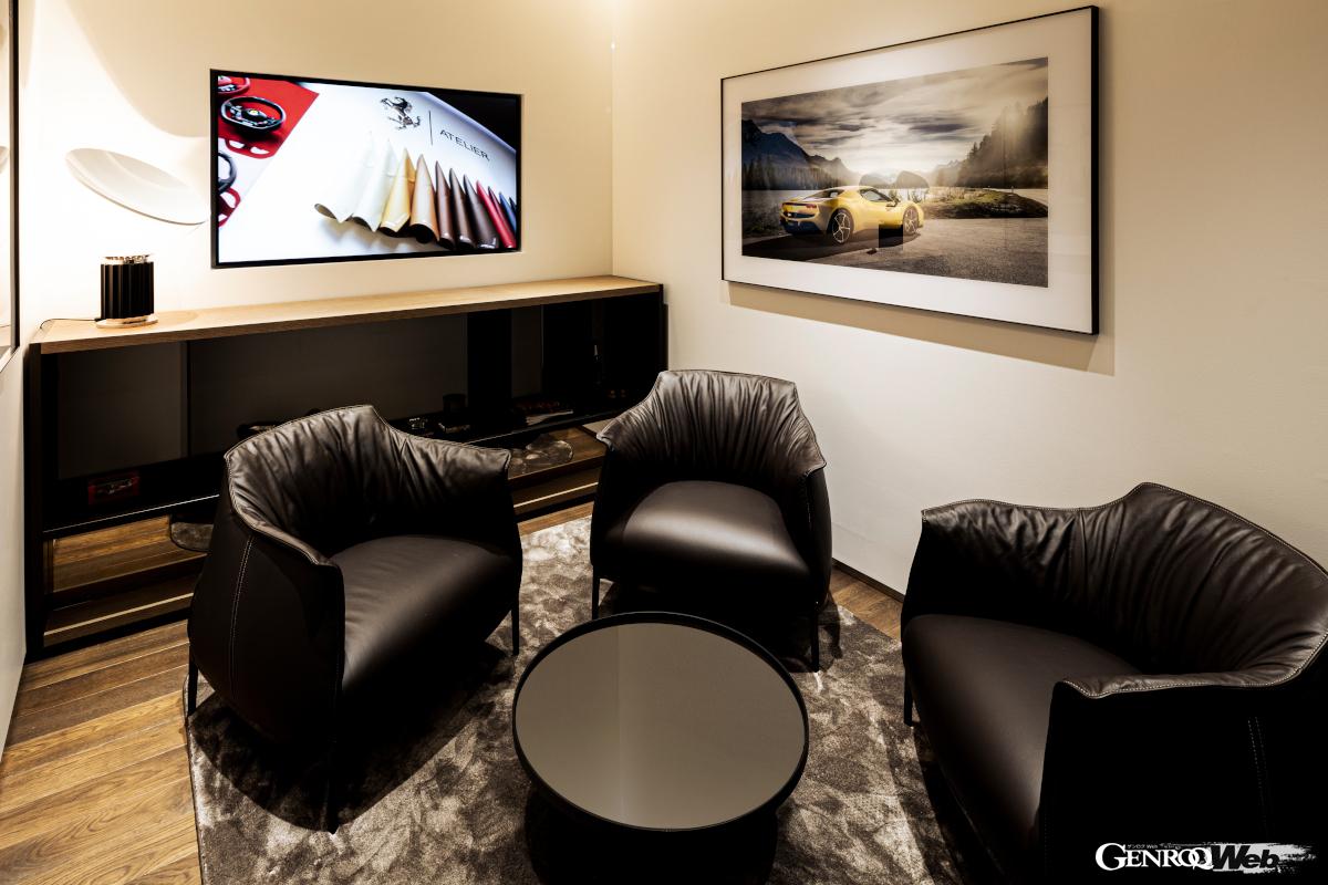 一流の会員制クラブのようでありながら、自宅にいるようにリラックスできる雰囲気のヘリテージ・ライブラリー上質なレザー仕上げのソファーや、フェラーリの歴史を綴った書籍が置かれる。店舗内は他のエリアもインテリアはイタリアへのヘリテージが凝縮されている。