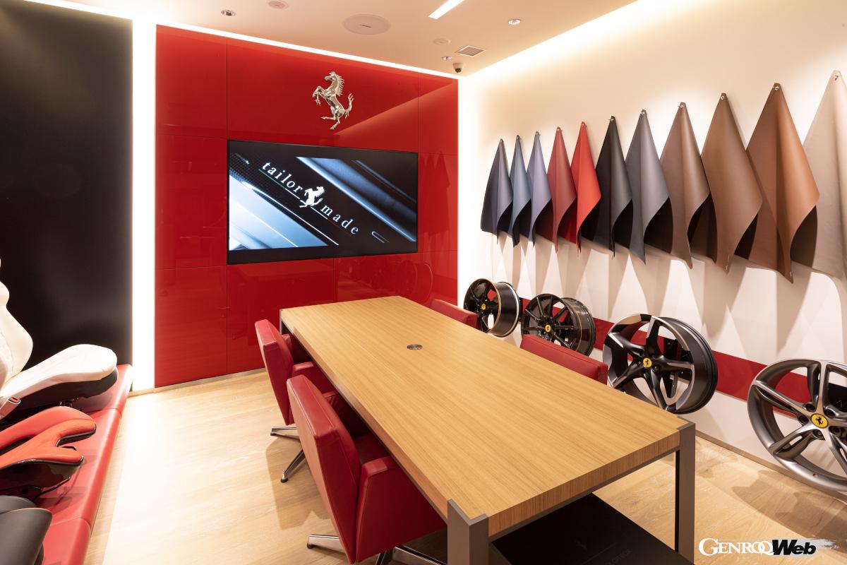 一流の会員制クラブのようでありながら、自宅にいるようにリラックスできる雰囲気のヘリテージ・ライブラリー上質なレザー仕上げのソファーや、フェラーリの歴史を綴った書籍が置かれる。店舗内は他のエリアもインテリアはイタリアへのヘリテージが凝縮されている。