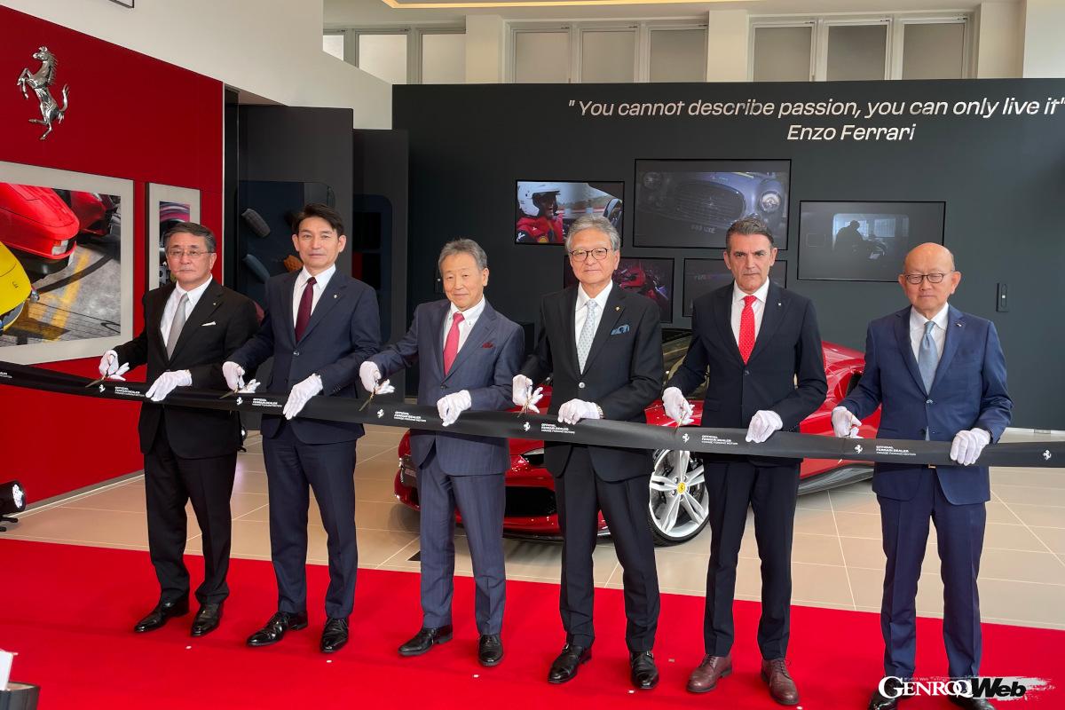 左から伊藤忠商事の都梅博之代表取締役 副社長執行役員。ヤナセ フィオラーノ モトーリの北沢謙二代表取締役社長。ヤナセの森田考則代表取締役社長執行役員。ヤナセの吉田多孝代表取締役会長。フェラーリ・ジャパンのドナート・ロマニエッロ代表取締役社長。伊藤忠商事の岡藤正広代表取締役会長CEO。