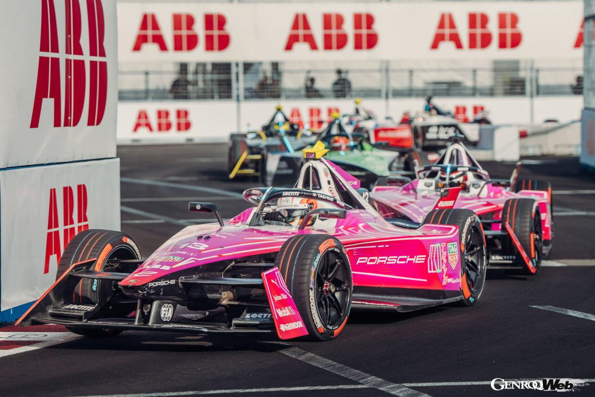 テクニカルな東京市街地コースを疾走するアントニオ・フェリックス・ダ・コスタ（手前）とパスカル・ウェーレイン（奥）。