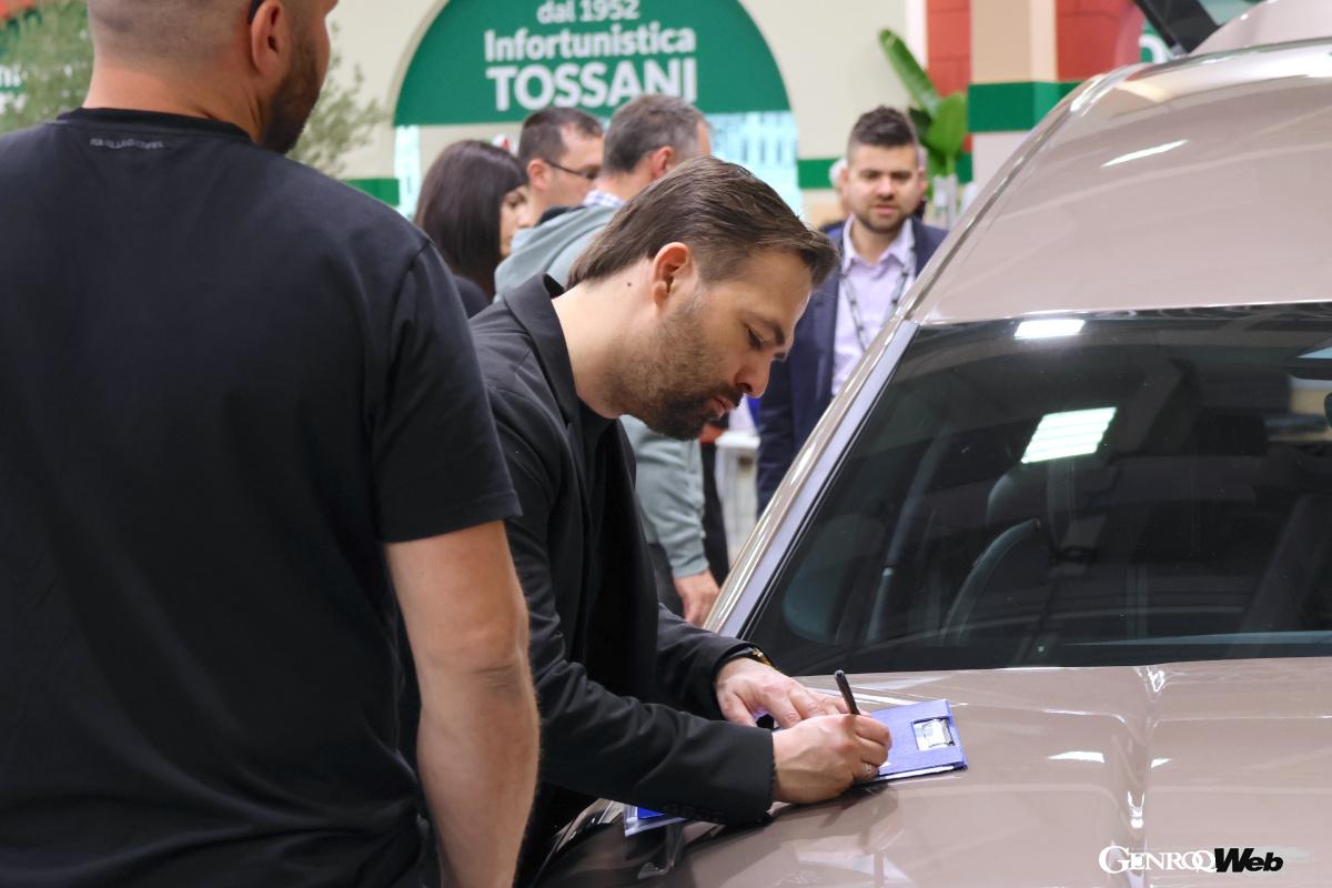 会場内では商談も活発に行われている。