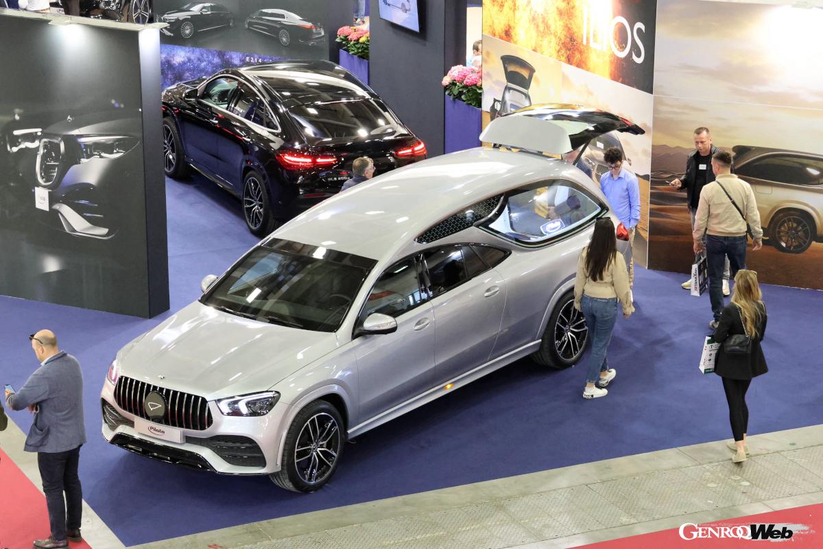 霊柩車ブランド「ピラート」のブースをのぞむ。