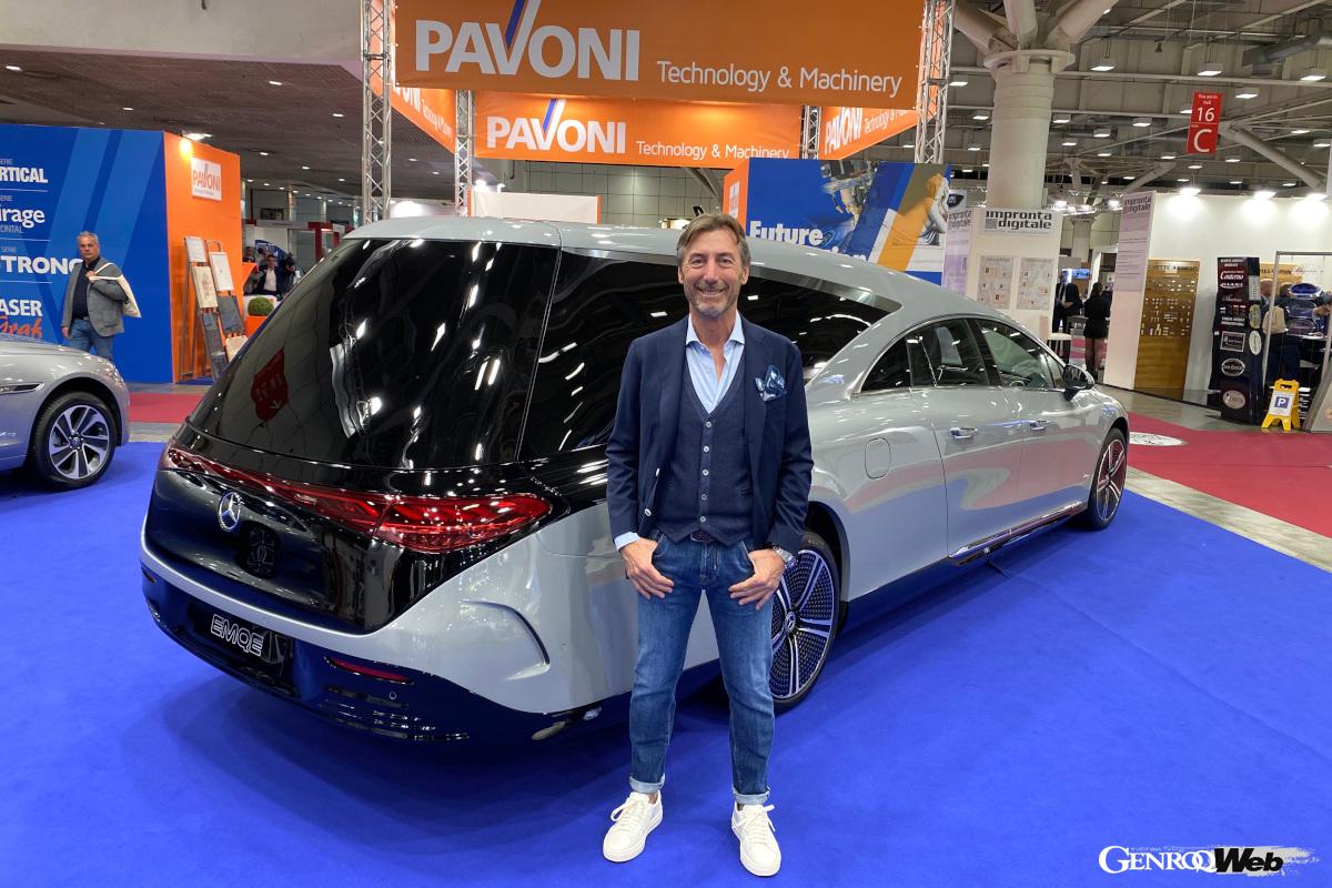 「エッレーナ」社のマッシモ・エッレーナ社長と、メルセデス・ベンツEQEをベースにした最新型「EMQE」。
