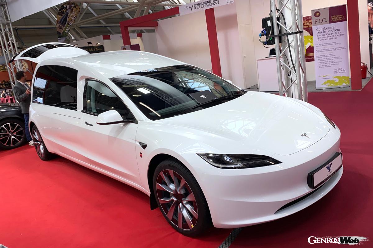 初出展のスペイン「VIOユーロップ」は、テスラ・モデル3ベースのモデルを展示した。全長✕全高は5560✕1730 mm。