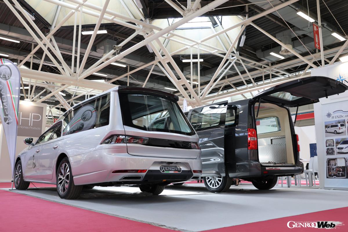 「レノーヴァ」社のブースで。プジョー508を基にした「リオンC」。仕向け地であるフランスは、イタリアよりも簡潔な霊柩車を好むという。