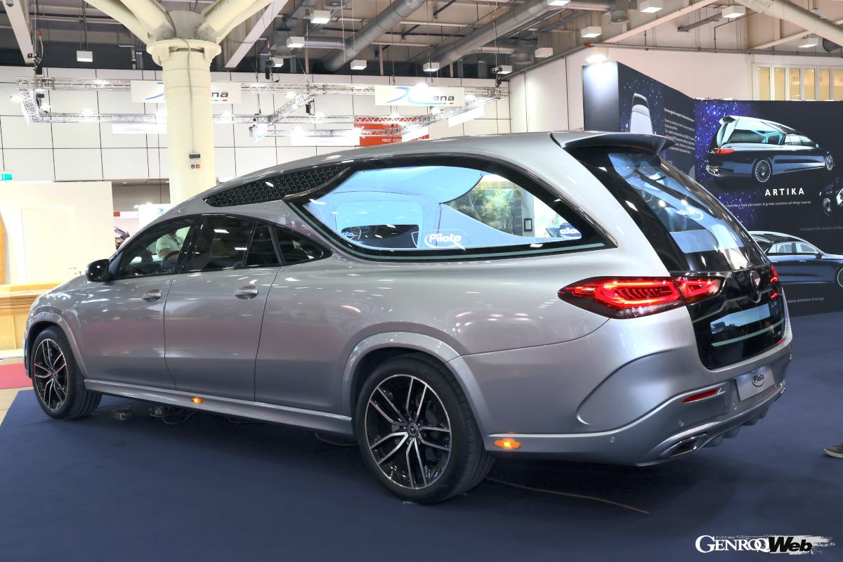 イタリア霊柩車カロッツェリアを代表するひとつ「ピラート」の旗艦モデル「イリオス」。メルセデス・ベンツGLEをベースにしている。