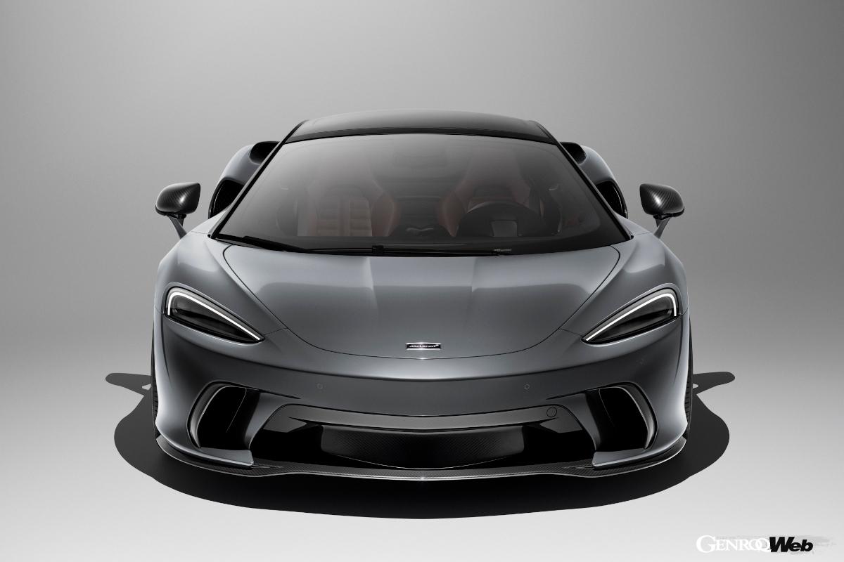 デザインが一新されたフロントバンパーや、さらにサイズが拡大されたデフューザー、リヤフェンダーのデザインを改めるなど、GTからの変化は大きい。