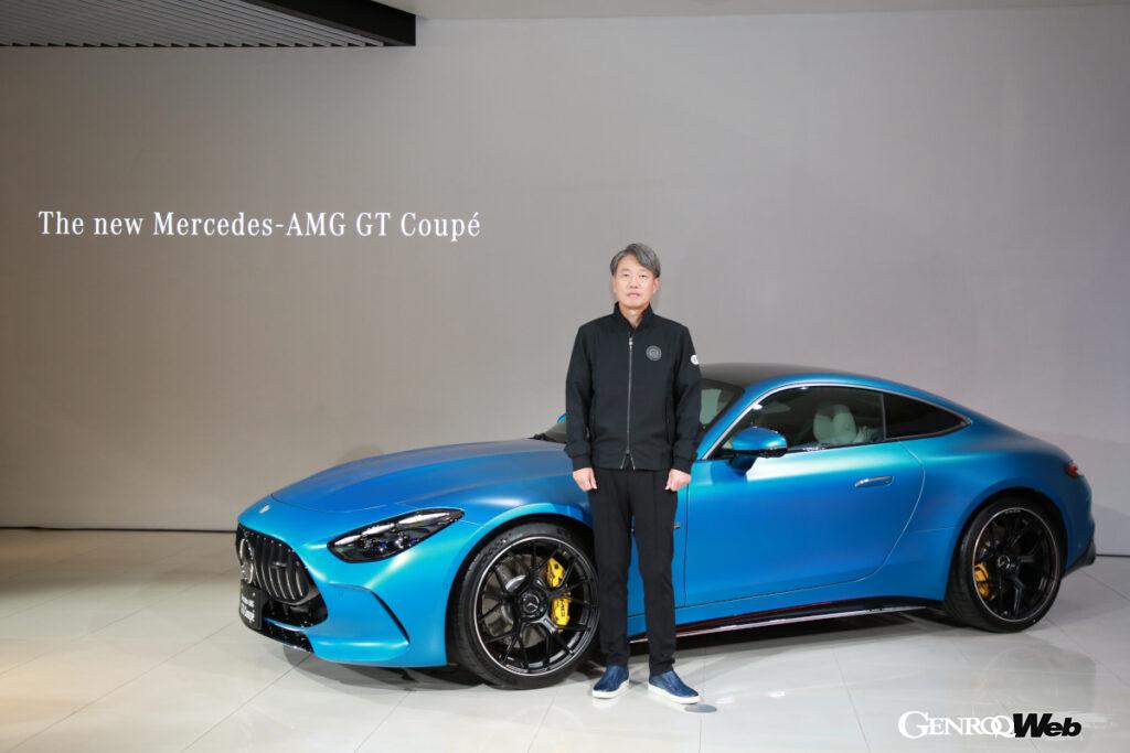 メルセデス・ベンツ日本合同会社の上野金太郎社長兼最高経営役員とAMG GT クーペ。
