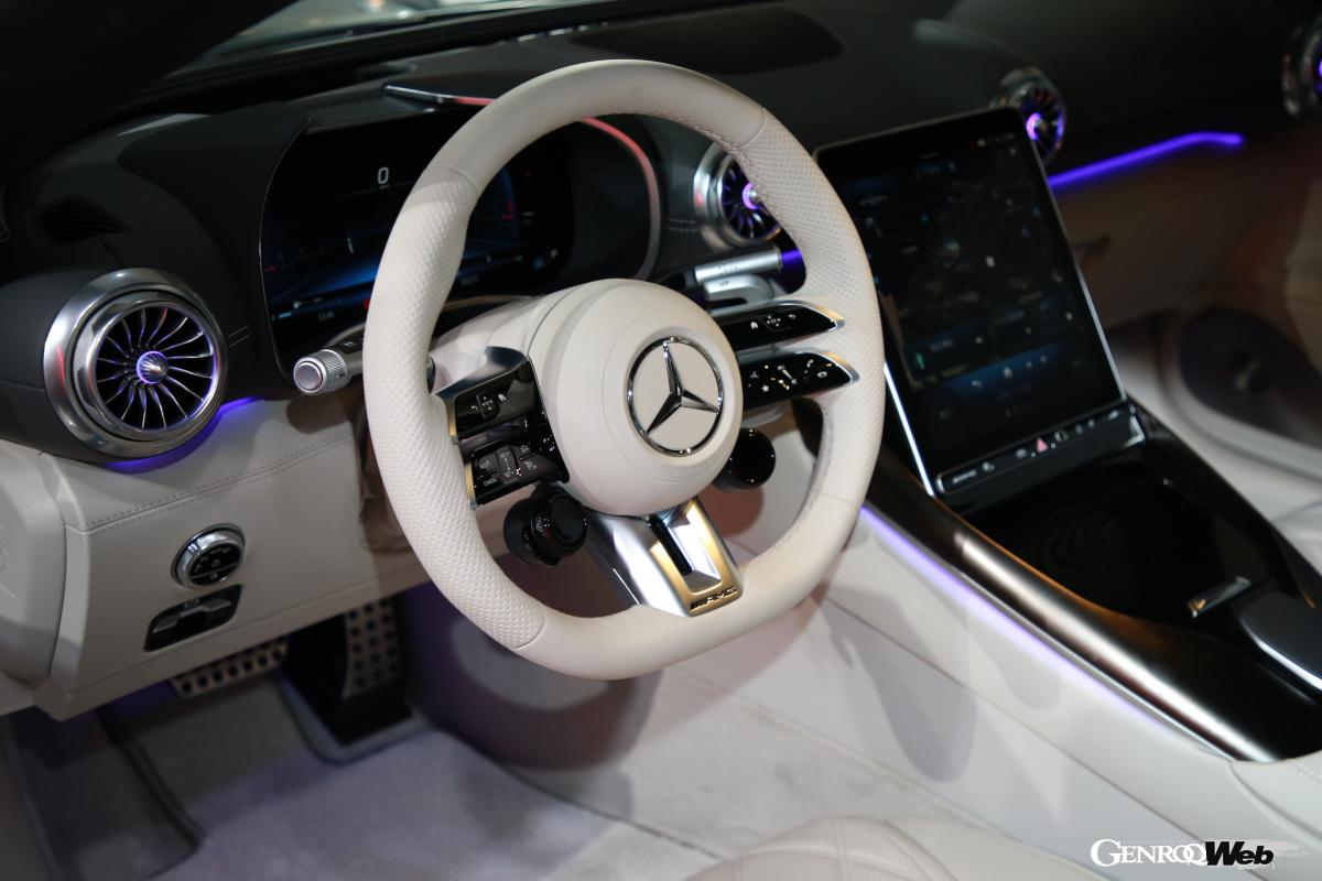 センターの縦型ディスプレイの11.9インチマルチメディアタッチスクリーンは、ナビゲーションシステム使用時に大きなメリットをもたらすという。