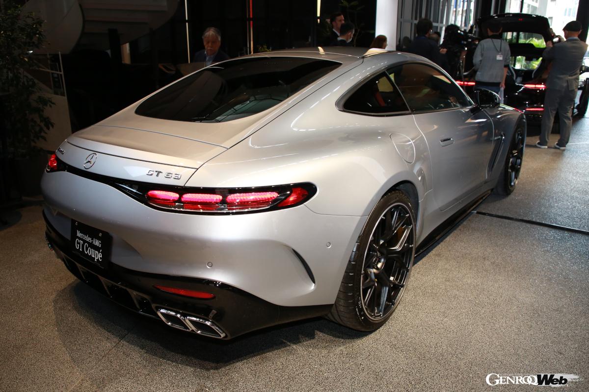 新型GTクーペは、ロングホイールベース、ショートオーバーハング、先代よりもさらに低められたフロントグリル、リヤショルダーの膨らみなどなどスポーツカーらしいスタイリングのファストバックとなっている。