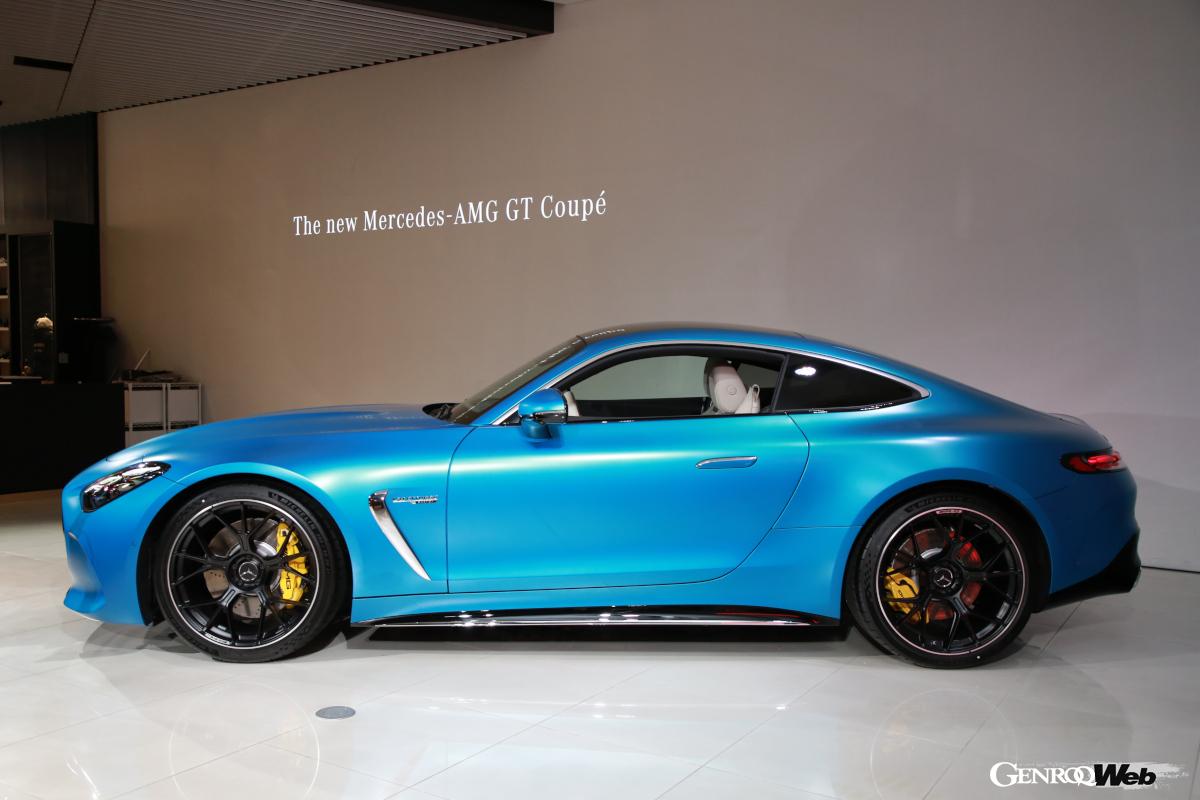 新型GTクーペは、ロングホイールベース、ショートオーバーハング、先代よりもさらに低められたフロントグリル、リヤショルダーの膨らみなどなどスポーツカーらしいスタイリングのファストバックとなっている。