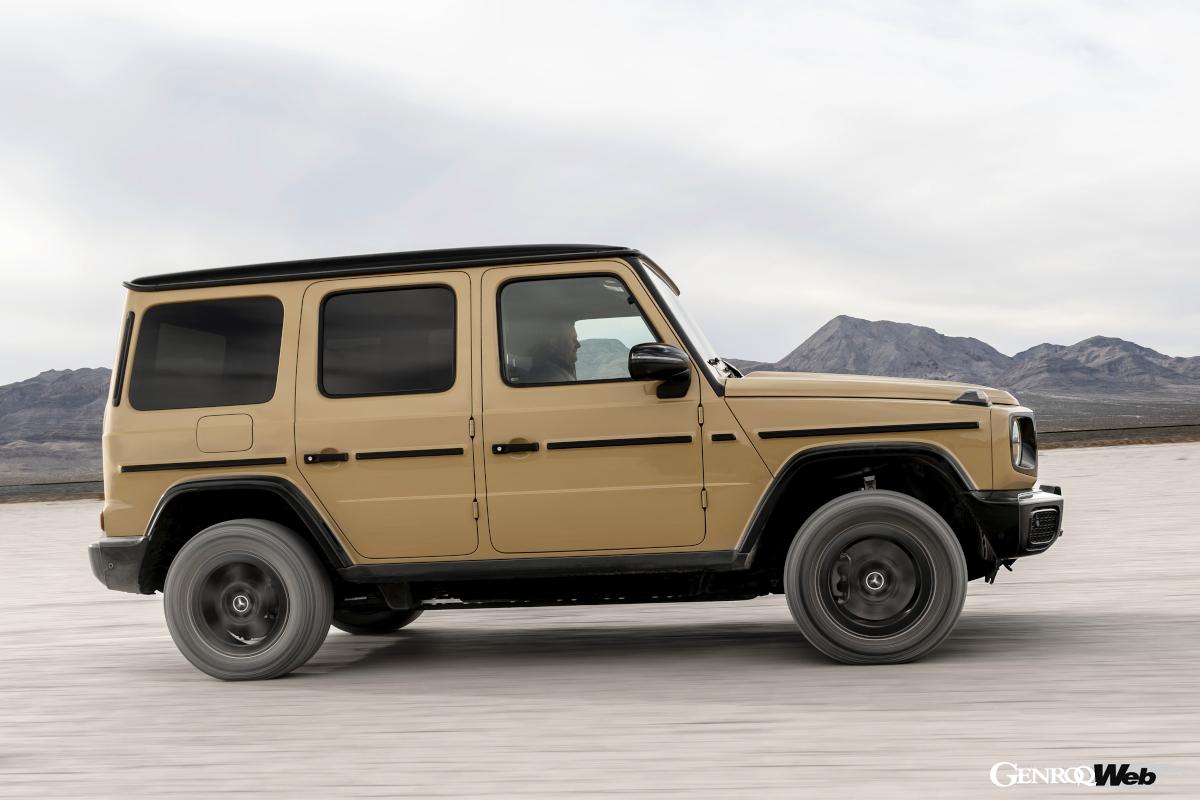 ラダーフレームにマウントされたモーターは、デュアルジョイントシャフトで各輪と接続される。