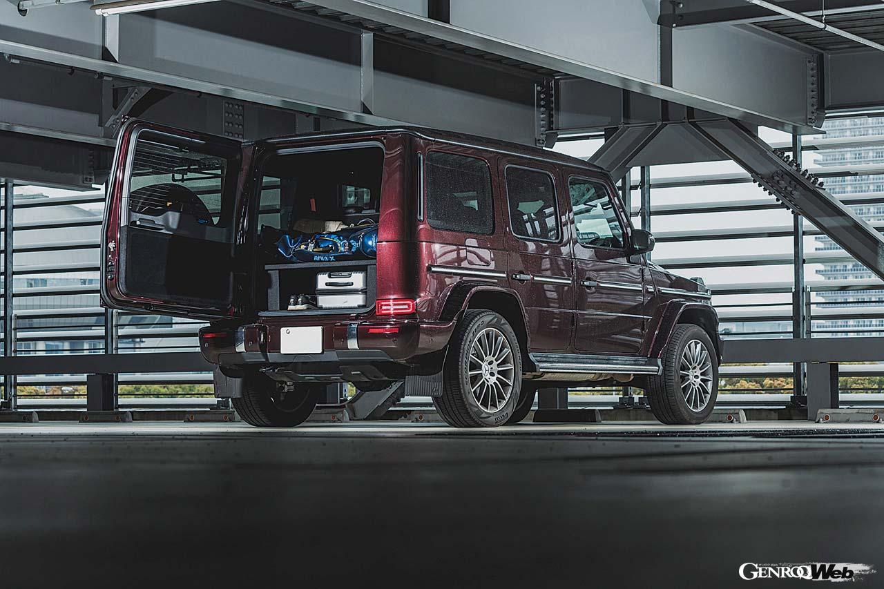 せっかくの大容量のラゲッジルームであれば、それを思いっきり活用したい。有明ガレージはそこに目をつけてW463A用のラゲッジボードを開発した。それはGクラスと過ごすライフスタイルをより豊かにさせてくれるものである。