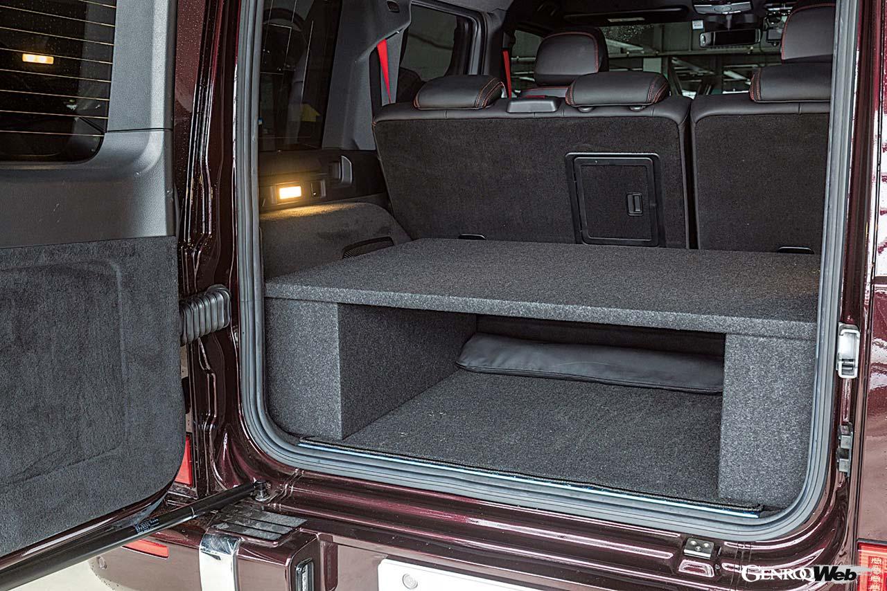 ラゲッジボードは2つの支柱板と、2つの天板で構成される。支柱板を縦に置くか横に置くかで、使い方が変わる。縦で支えた場合はタイヤハウスの迫り出しが気にならなくなり、横に置いてリヤシートを倒せば完全にフルフラットに。今回は一例としてゴルフバッグやスーツケースを収納してみたが、他のアウトドアギアもスマートに収納できそうだ。