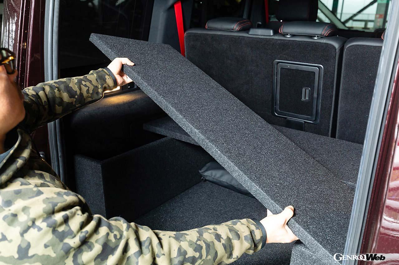 ラゲッジボードは2つの支柱板と、2つの天板で構成される。支柱板を縦に置くか横に置くかで、使い方が変わる。縦で支えた場合はタイヤハウスの迫り出しが気にならなくなり、横に置いてリヤシートを倒せば完全にフルフラットに。今回は一例としてゴルフバッグやスーツケースを収納してみたが、他のアウトドアギアもスマートに収納できそうだ。