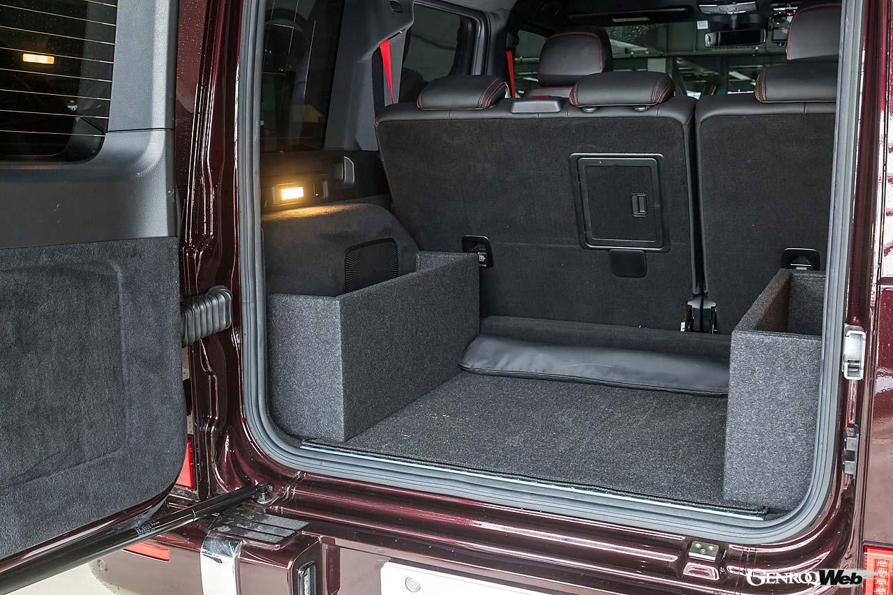 ラゲッジボードは2つの支柱板と、2つの天板で構成される。支柱板を縦に置くか横に置くかで、使い方が変わる。縦で支えた場合はタイヤハウスの迫り出しが気にならなくなり、横に置いてリヤシートを倒せば完全にフルフラットに。今回は一例としてゴルフバッグやスーツケースを収納してみたが、他のアウトドアギアもスマートに収納できそうだ。