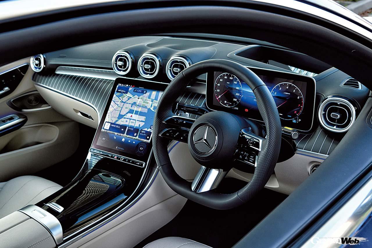 インパネはEクラスではなくCクラスがベース。ただしアルミのアクセントが入ったウッドパネルなど、より高級なトリムが用意される。