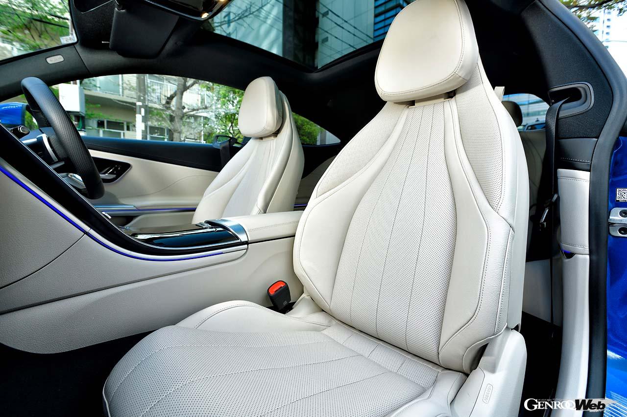 前後シートはCLE専用デザイン。試乗車はレザーエクスクルーシブパッケージ（90万円）装着車で、この場合4色のシートカラーを選べる。