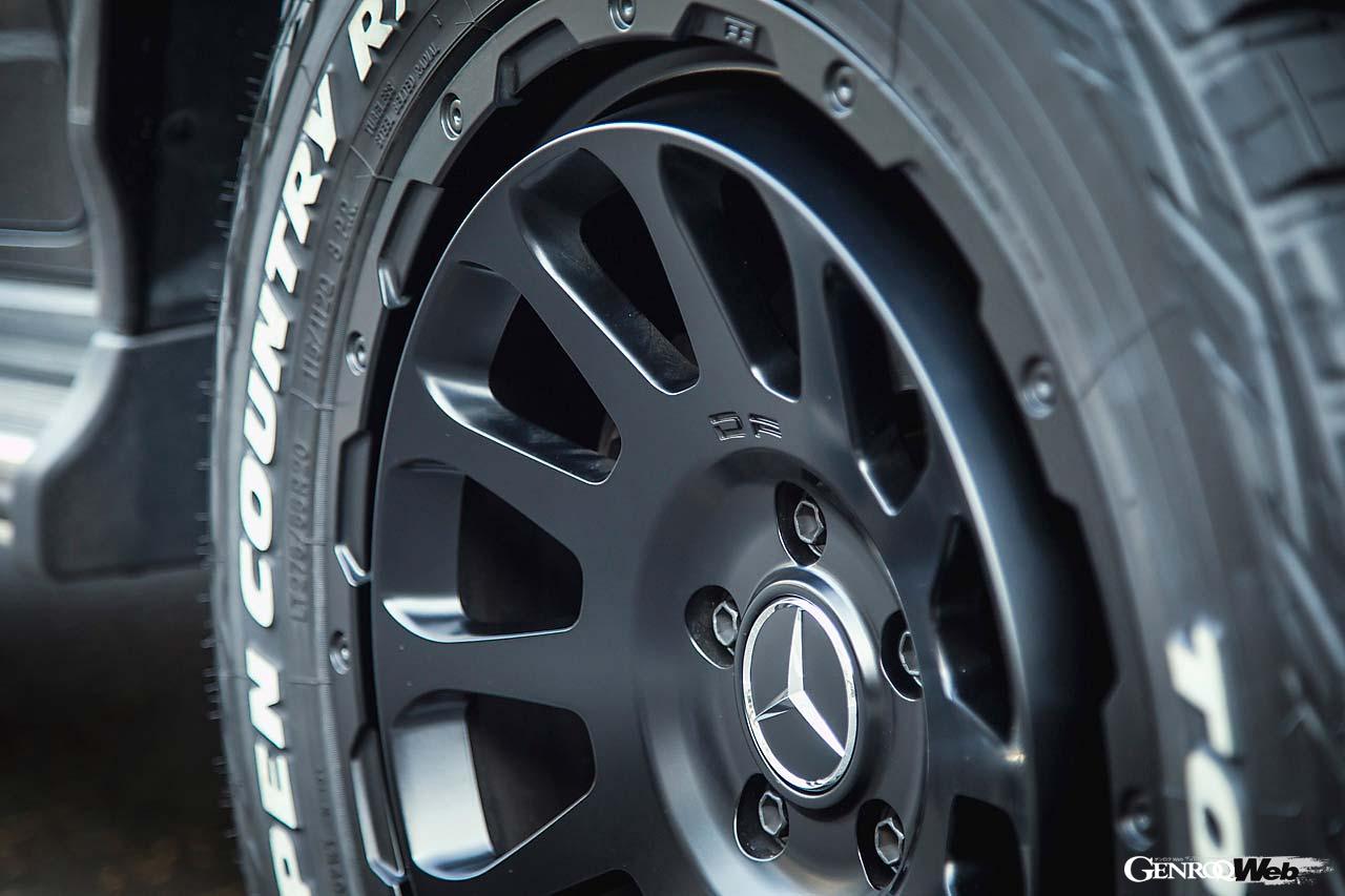 Gクラス用のオーバルは、フローフォーミング製法を採用したことで抜群の強度と剛性、そして軽量性能を両立した。9.0J×20インチサイズで重量わずか13.7kgしかない。この個体はLT275/55R20サイズのトーヨー・オープンカントリーR/Tを組み合わせている。