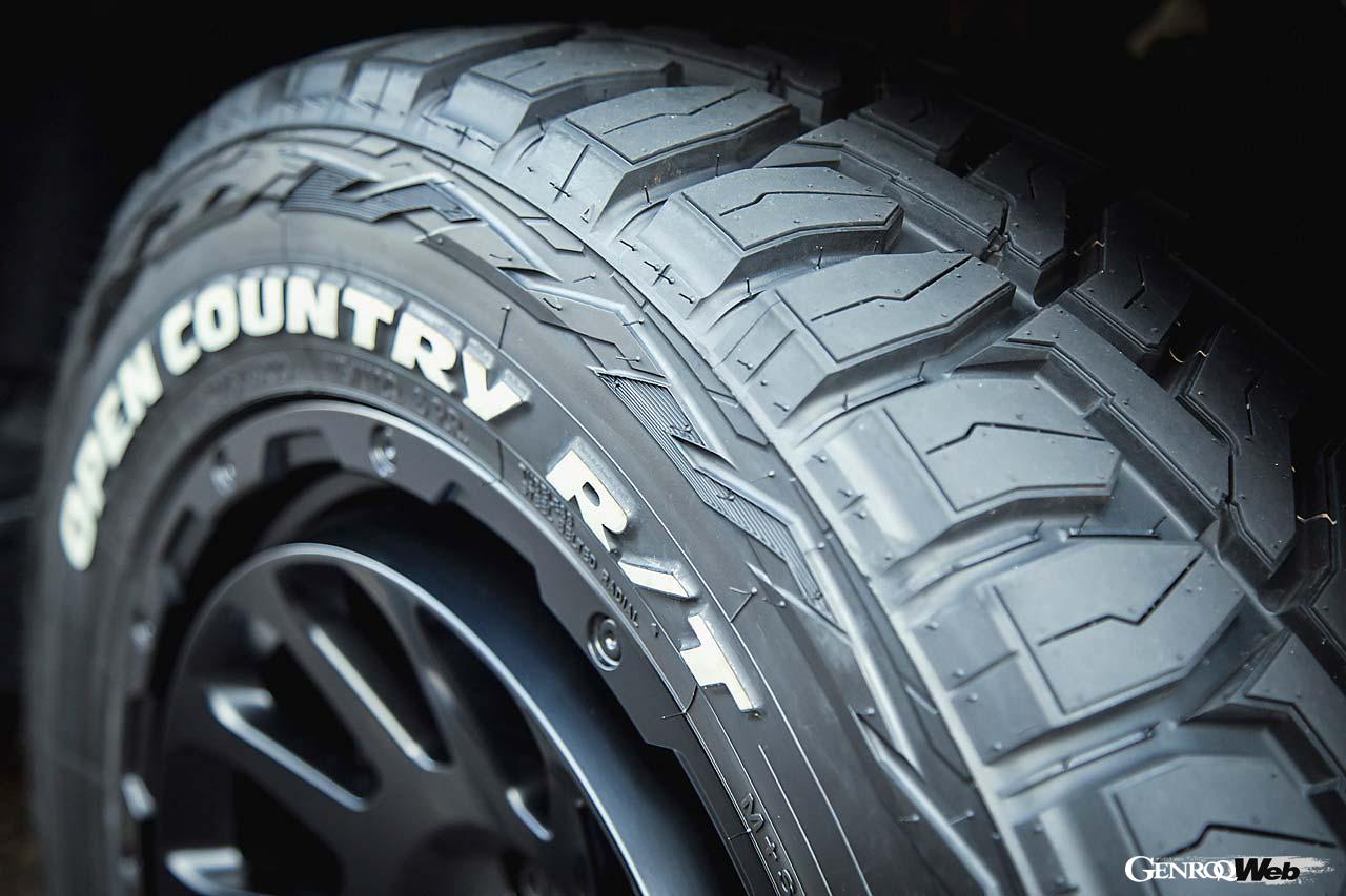 Gクラス用のオーバルは、フローフォーミング製法を採用したことで抜群の強度と剛性、そして軽量性能を両立した。9.0J×20インチサイズで重量わずか13.7kgしかない。この個体はLT275/55R20サイズのトーヨー・オープンカントリーR/Tを組み合わせている。