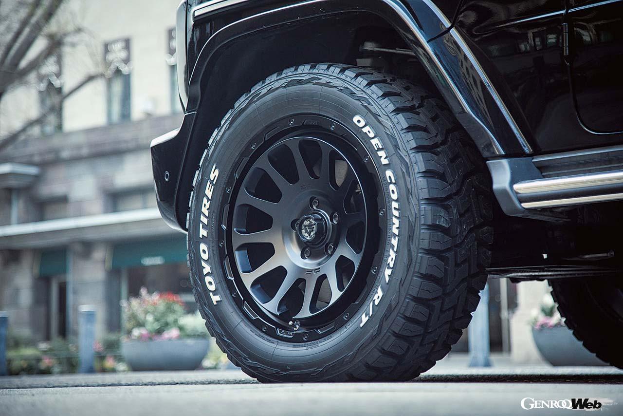 Gクラス用のオーバルは、フローフォーミング製法を採用したことで抜群の強度と剛性、そして軽量性能を両立した。9.0J×20インチサイズで重量わずか13.7kgしかない。この個体はLT275/55R20サイズのトーヨー・オープンカントリーR/Tを組み合わせている。