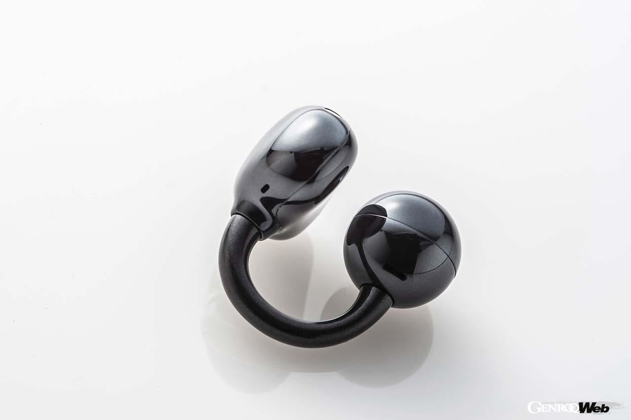 形状記憶合金を使用したC-bridge Designを採用。コンパクトで開放感ある装着感がとても心地良い。クリアな音声通話も可能とする。