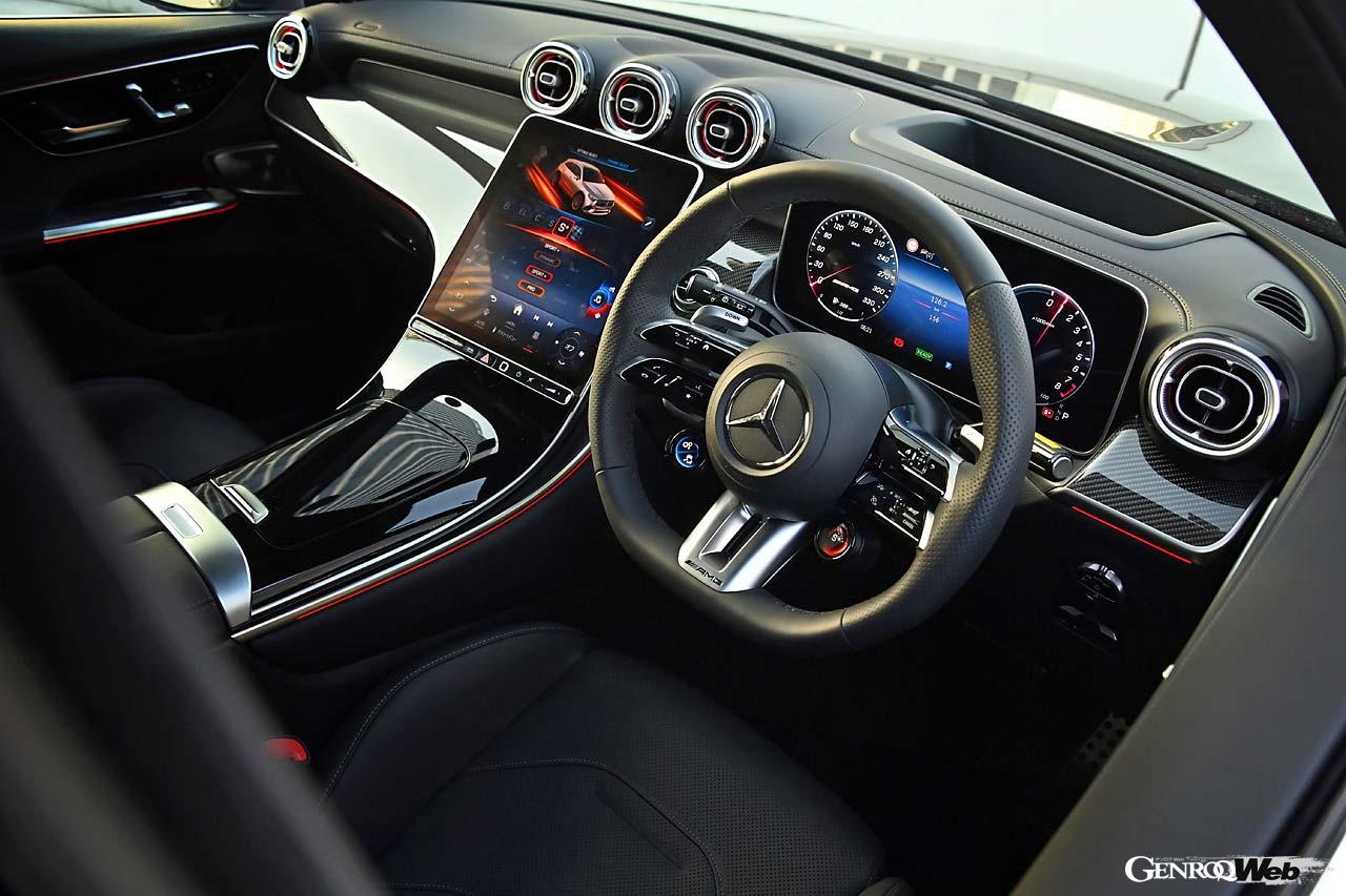 インパネはCクラスをベースに上下に厚みを持たせたデザイン。走行モードは「電動」「コンフォート」「スポーツ」「レース」など8種。